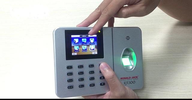 Máy chấm công Ronald Jack RJ1300 Máy chấm công Ronald Jack RJ1300