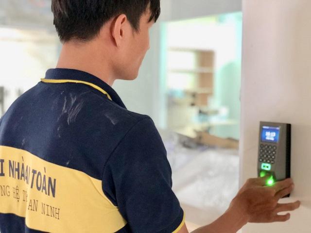 Máy chấm công model ZKTeco F18 phù hợp với các mô hình công ty Máy chấm công model ZKTeco F18 phù hợp với các mô hình công ty