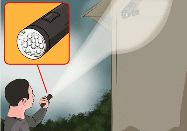 Sử dụng đèn LED làm nhiễu hệ thống camera giám sát.