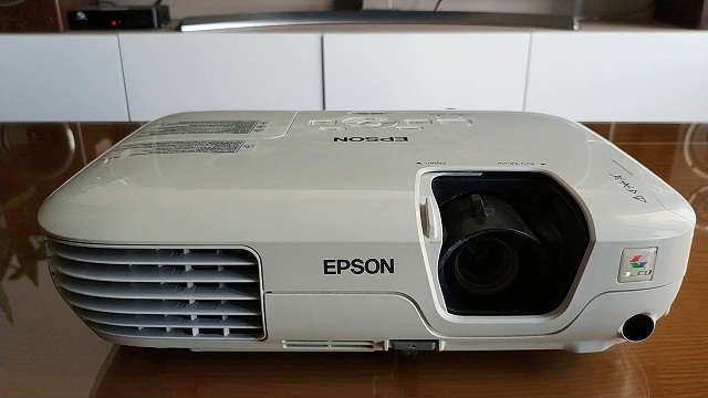 Giá sửa máy chiếu Epson chịu ảnh hưởng từ nhiều yếu tố