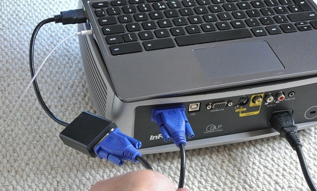 Kết nối chạc cáp VGA nhập máy tính