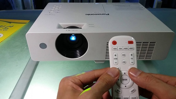 Thiết Bị Điều Khiển Máy Chiếu Panasonic Giá Rẻ - Mới 100% 21 Dieu-khien-may-chieu-panasonic-1